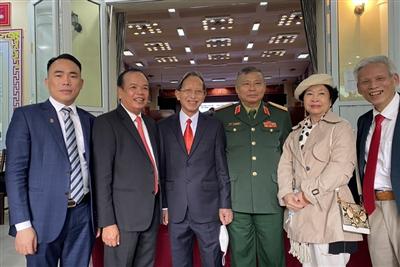 Ông Mai Văn NInh, ông Mai Ái Trực và các đại biểu dự hội thảo Họ Mai