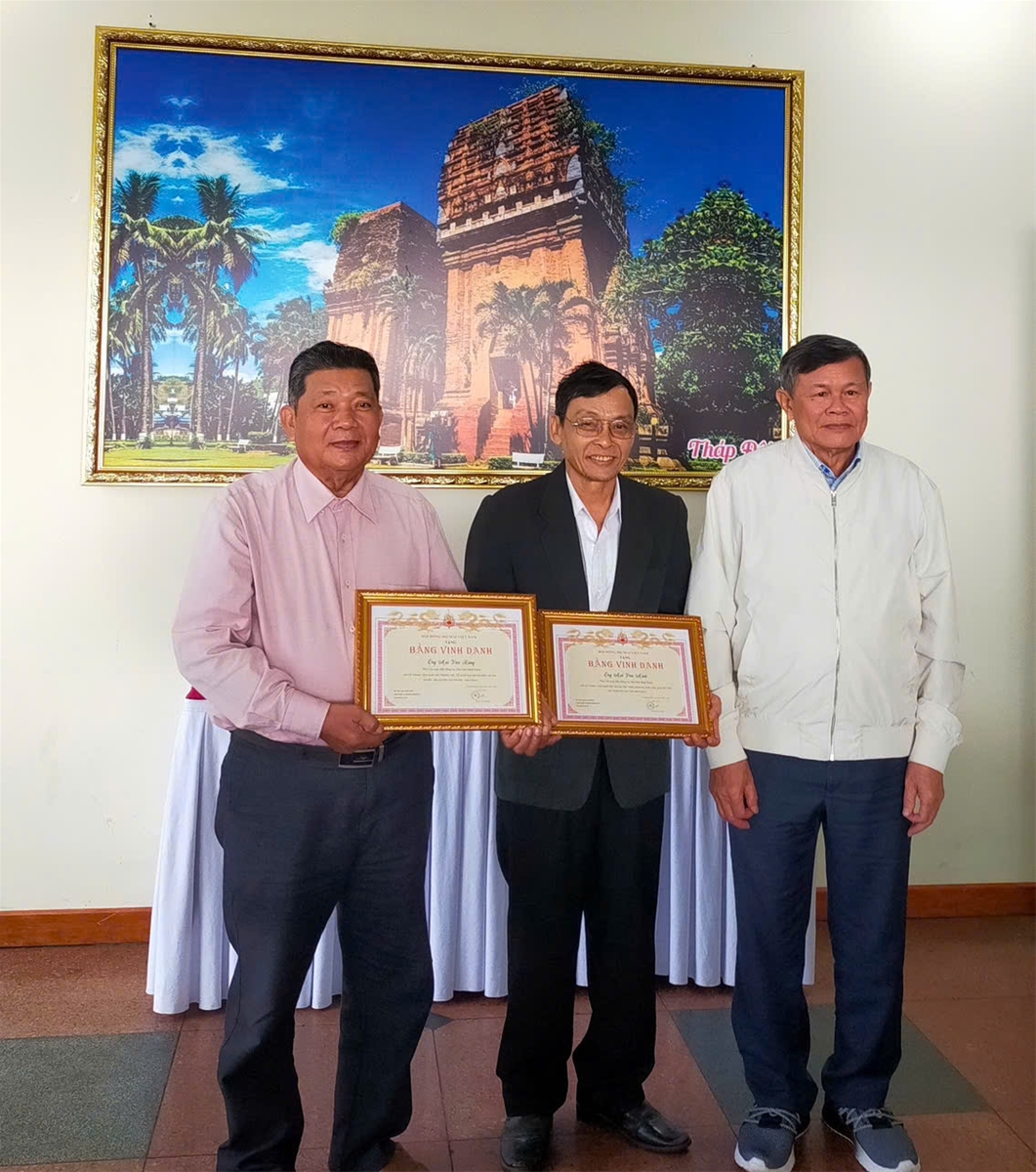 MÙA HOA MAI ẤM ÁP TÌNH THÂN