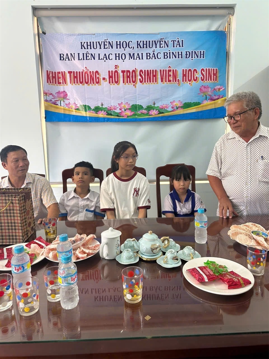 Bình Định: khen thưởng, hỗ trợ học sinh sinh viên họ Mai trong tỉnh