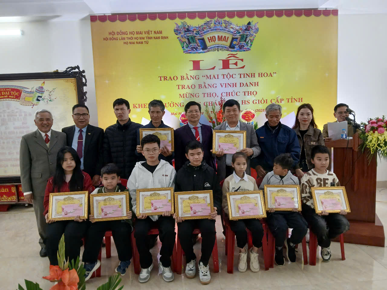 Hội đồng lâm thời họ Mai tỉnh Nam Định tổ chức mừng thọ, khen thưởng và trao bằng Mai tộc tinh hoa
