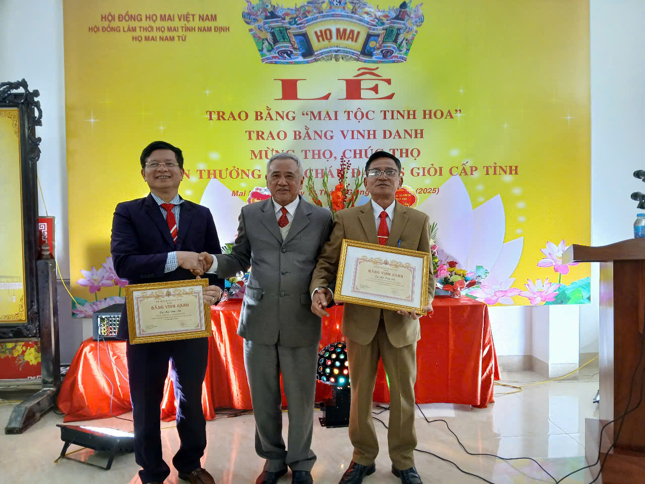 Hội đồng lâm thời họ Mai tỉnh Nam Định tổ chức mừng thọ, khen thưởng và trao bằng Mai tộc tinh hoa