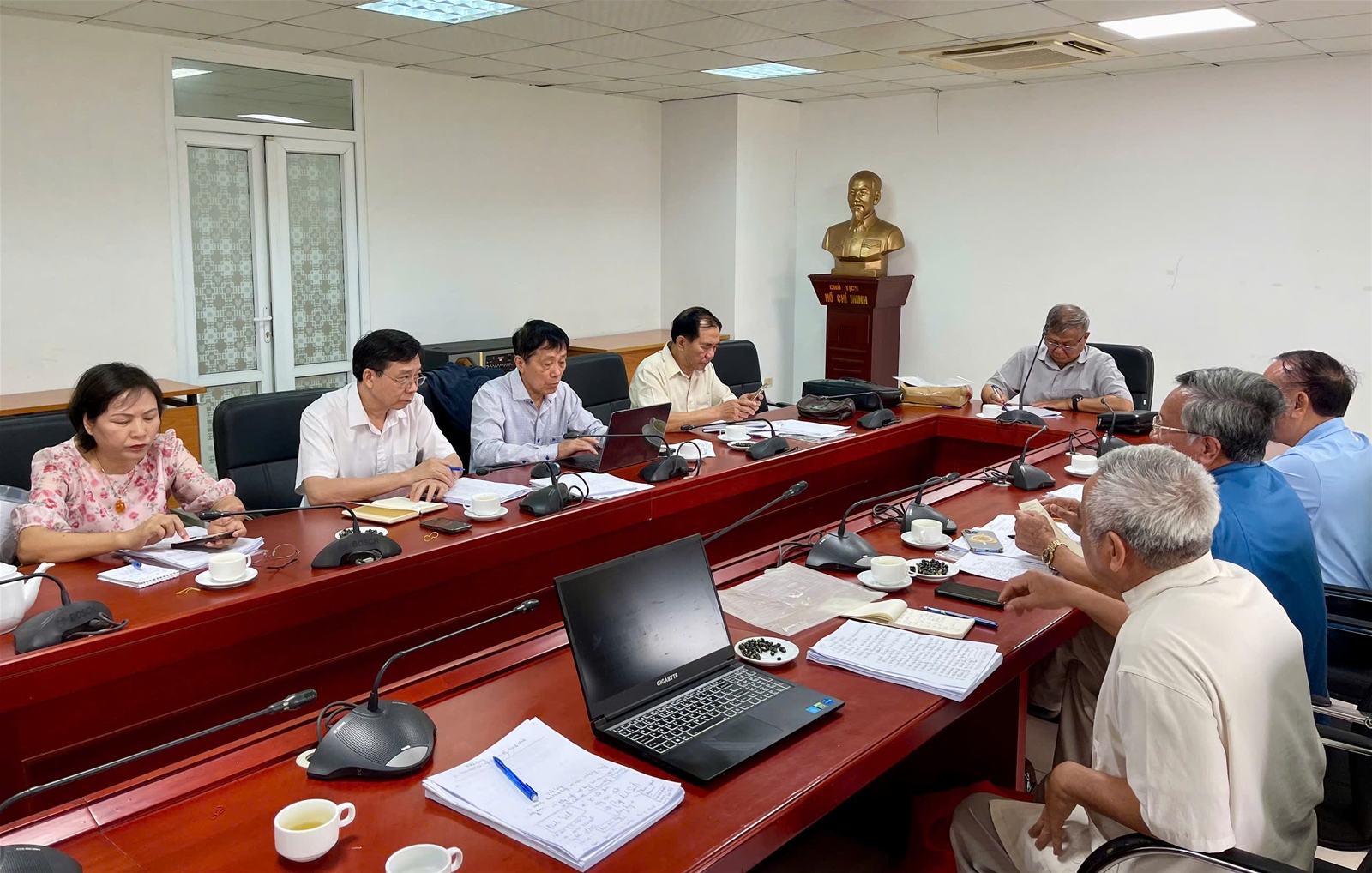 Họp bàn về biên tập cuốn sách: 