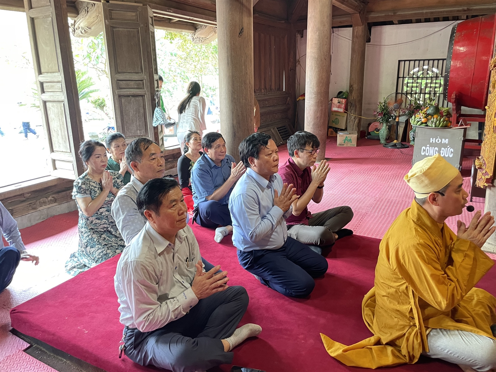 Thường trực Hội đồng doanh nhân họ Mai Việt Nam kính lễ xin phép việc tổ chức Đại hội Hội đồng doanh nhân họ Mai lần thứ Nhất vào ngày 1/6/2024