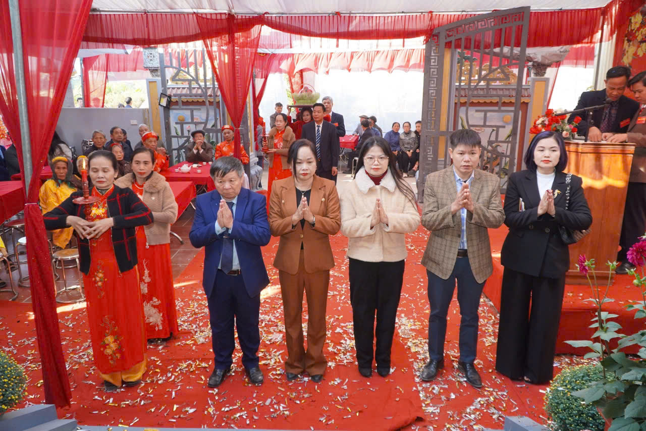 Hội đồng họ Mai Hà Nội dự Lễ khánh thành nhà thờ của Chi  họ Mai  xã Hồng Vân huyện Thường Tín, thành phố Hà Nội