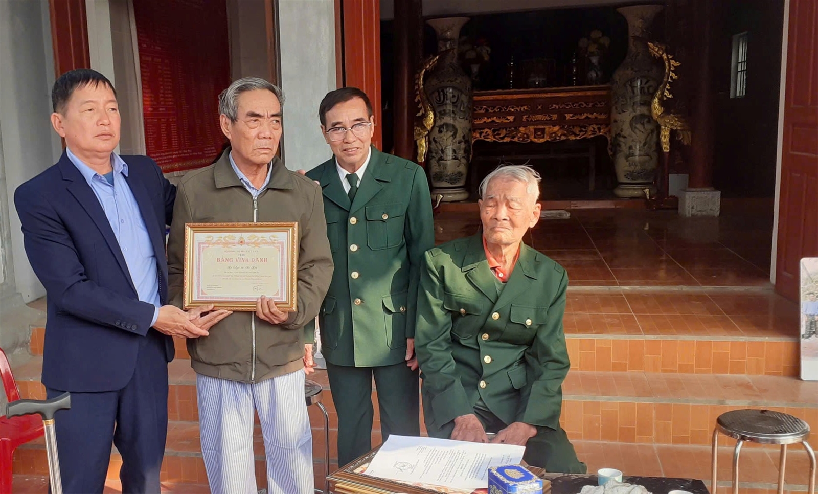 Thường trực Hội đồng họ Mai Nghệ An đã tổ chức trao thưởng của Hội đồng họ Mai Việt Nam