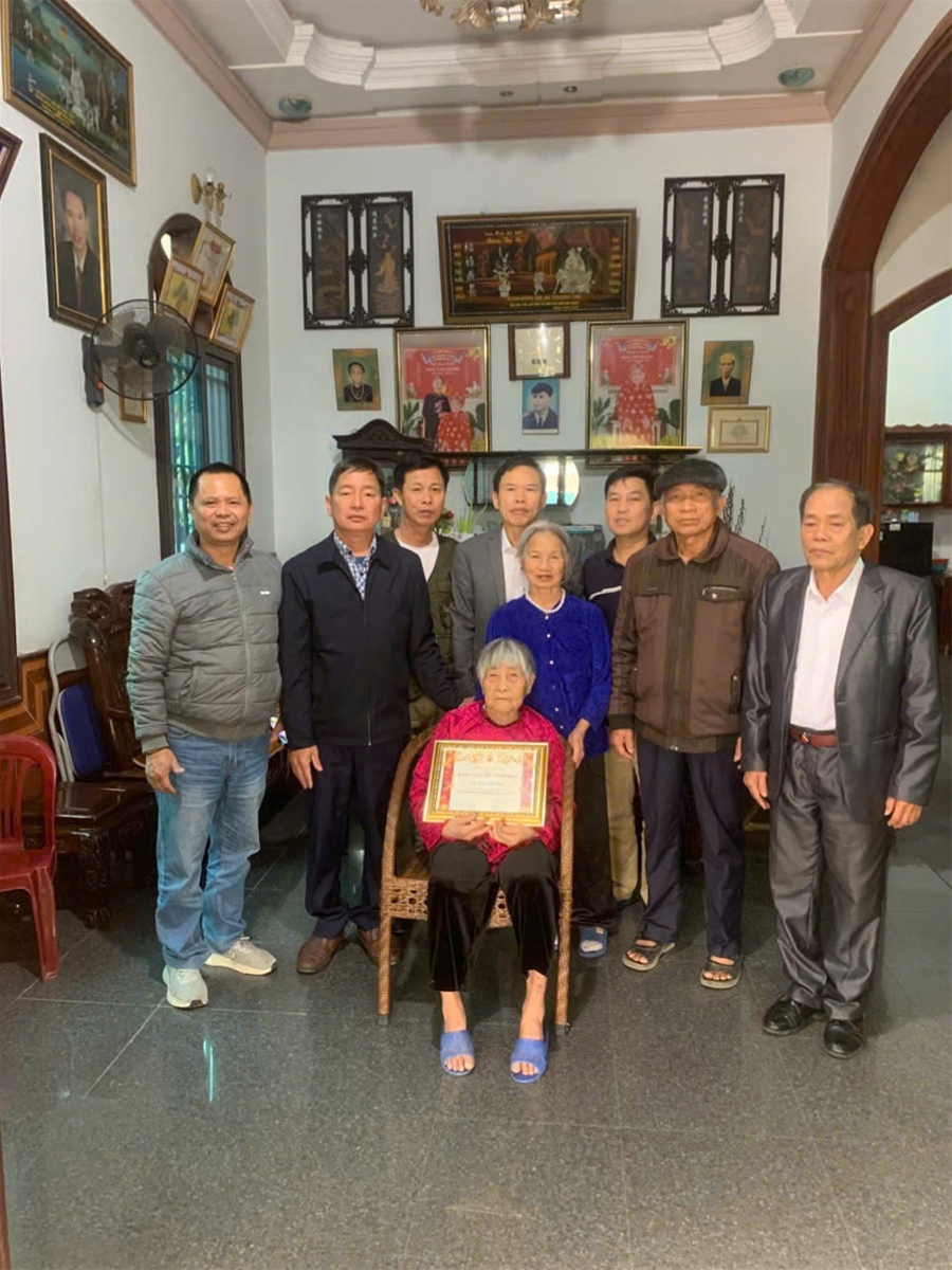 Thường trực Hội đồng họ Mai Nghệ An đã tổ chức trao thưởng của Hội đồng họ Mai Việt Nam