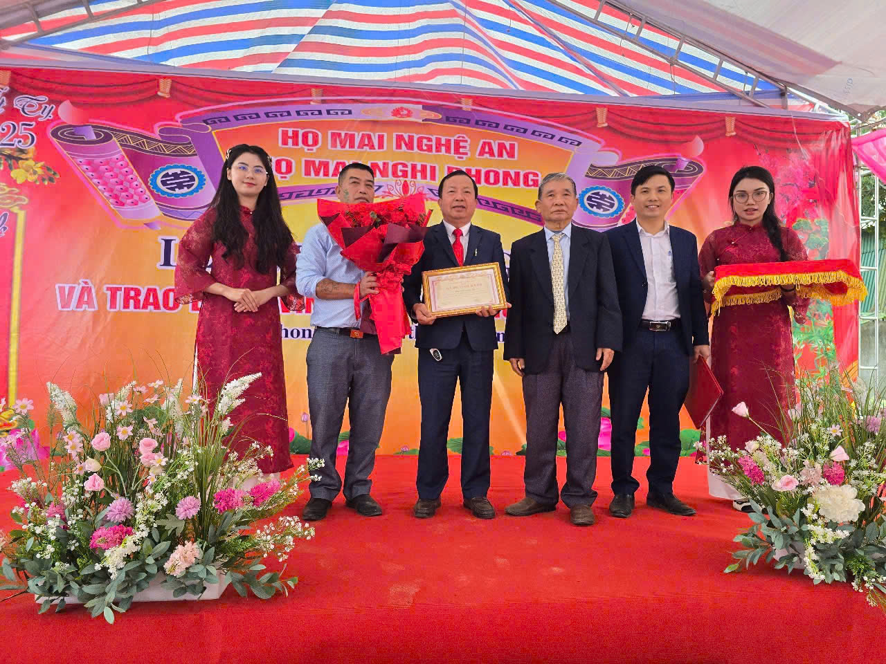 Thường trực Hội đồng họ Mai Nghệ An đã tổ chức trao thưởng của Hội đồng họ Mai Việt Nam