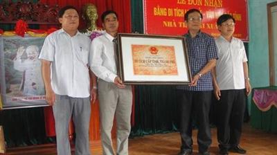 Nhà thờ Mai Xuân Lâm đón nhận bằng di tích lịch sử văn hóa cấp tỉnh.