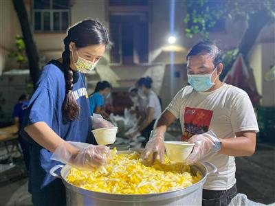 Hoa hậu Mai Phương Thúy dậy từ tinh mơ nấu ăn gửi đến tuyến đầu chống dịch