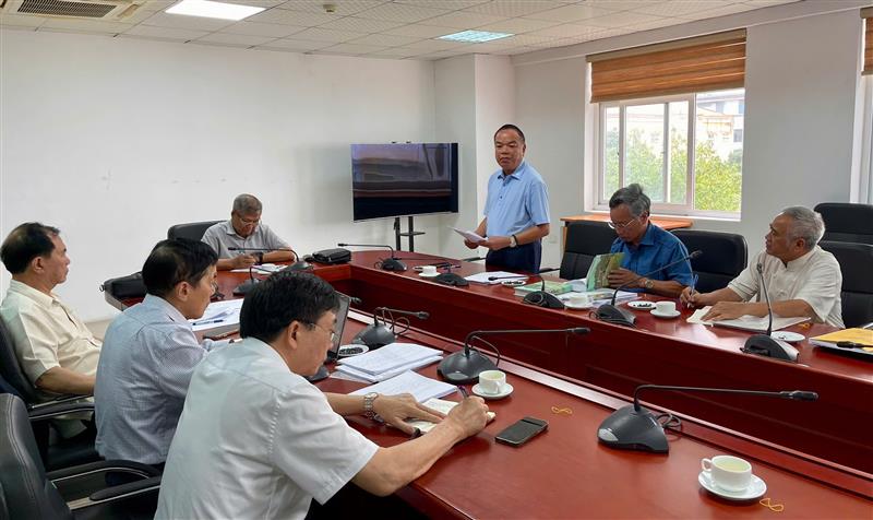 Họp bàn về biên tập cuốn sách: