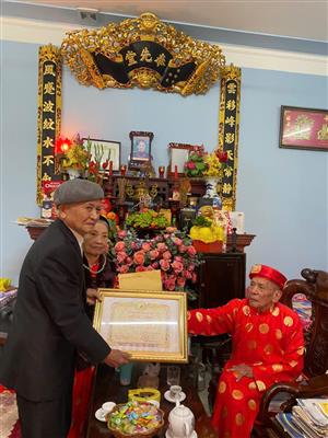 Hội đồng họ Mai Hà Nội chúc thọ cụ Mai Thị Kỹ sinh năm 1935, 90 tuổi nhân dịp năm mới 2025