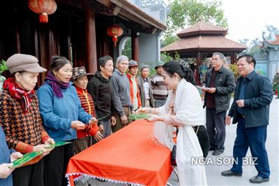 Doanh nhân Mai Xuân Thắng, Chủ tịch kiêm Tổng Giám đốc Tập đoàn Du lịch Hải Đăng, đã trao tặng 130 phần quà cho người dân tại thôn 7 làng Chính Đại, xã Nga Điền, Nga Sơn, Thanh Hóa