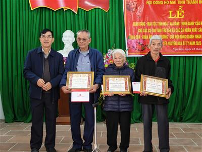 Thường trực Hội đồng Họ Mai tỉnh Thanh Hóa tổ chức Lễ trao bằng “Mai tộc tinh hoa” cho các cụ thượng thọ 100 tuổi trở lên