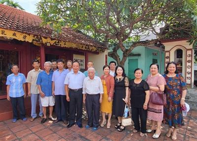 Chủ tịch Hội đồng Họ Mai Việt Nam Mai Văn Ninh dâng hương nhà thờ Họ Mai Ro Nha, Hải Phòng