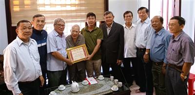 HĐHM Bình Định trao bằng MAI TỘC TINH HOA và quà do Hội đồng họ Mai Việt Nam  tặng