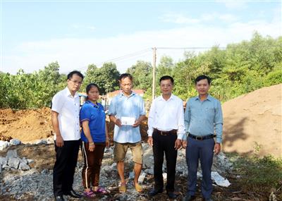 Hội đồng họ Mai Việt Nam hỗ trợ kinh phí khắc phục hậu quả thiên tai tại xã Đồng Tâm